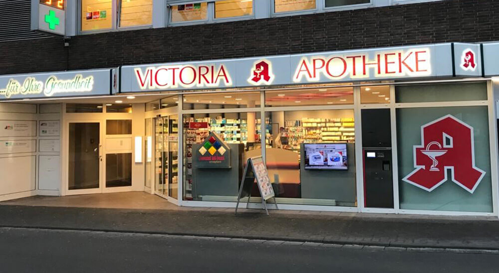 Beleuchtete Victoria Apotheke in Lahnstein von Aussen